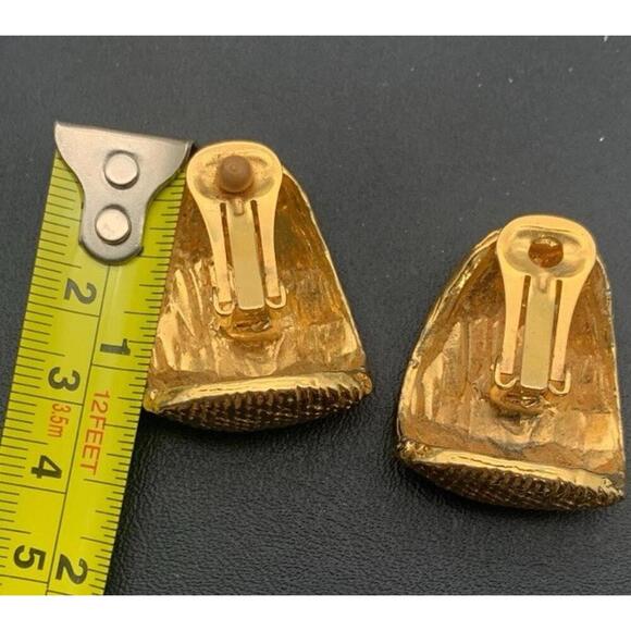Vintage Gold Tone Textured Chunky Half Hoop 1980s Clip On Earrings - Picture 4 of 4
